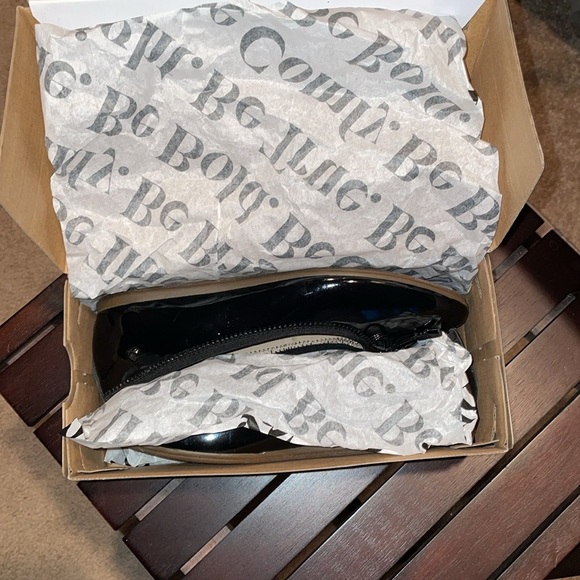 Hush Puppies Women's Glossy Black Flats - Picture 8 of 9